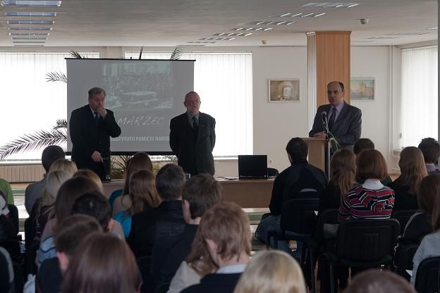 From the left: prof. Jerzy Eisler, the Director of the Warsaw branch of the IPN’s Public Education Office, Consul Krzysztof Sawicki, prof. Siergiej Fedoruk, Vice Director of the international affairs
