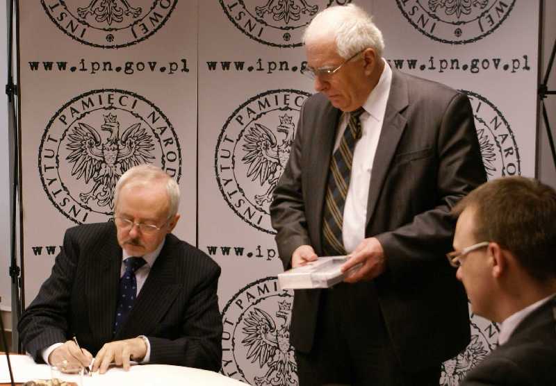 Andrzej Czesław Żak, PhD, Director of CMA (first from left), Franciszek Gryciuk, PhD, Acting President of IPN