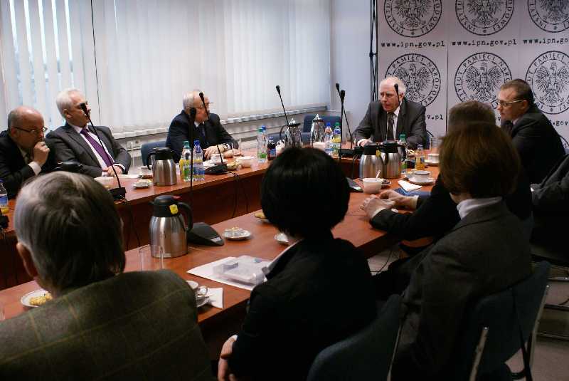 IPN hands over documents about the Katyń Massacre