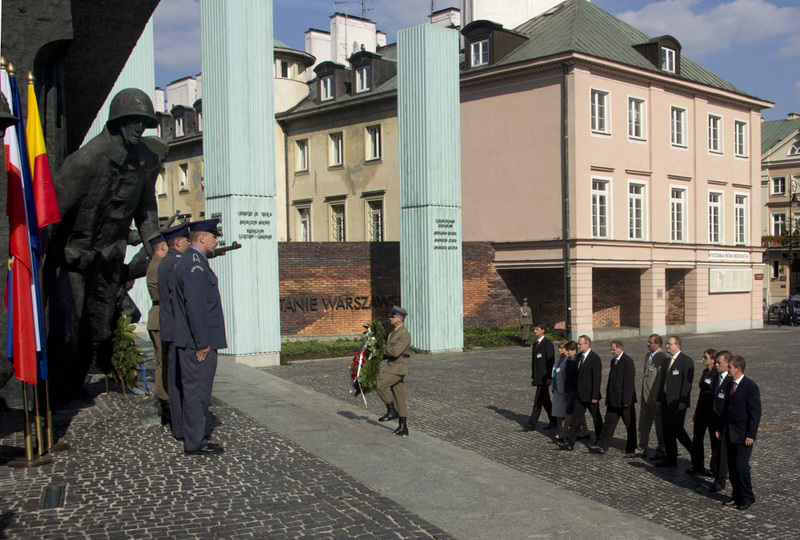 Laying wreaths at the Monument of Warsaw Uprising