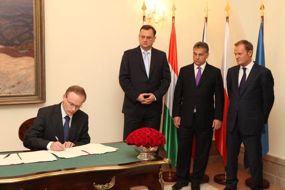 Dr. Łukasz Kamiński, the President of the IPN signing the founding document (photograph: www.vlada.cz) Dr. Łukasz Kamiński, the President of the IPN signing the founding document (photograph: www.vlada.cz)