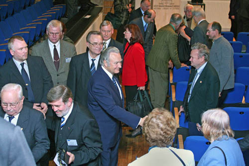 Conference participants at the Tallin Cementary - the burial place of President Pats