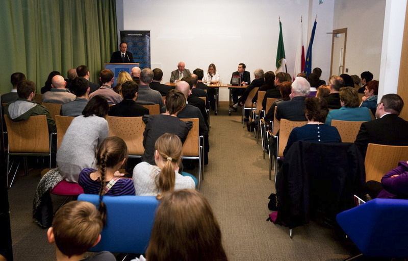 Dr Kamiński giving a lecture in the EU House
