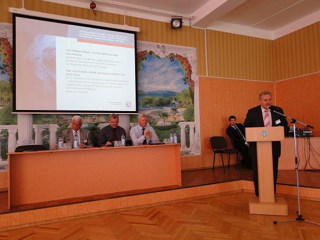 Profossor Jerzy Eisler delivers a speech at the international conference "The Cold War: History and applications" (1946 -1991).