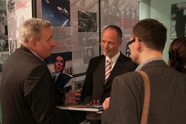 Professor Jerzy Eisler explains the concept of the exhibition to the Deputy Mayor of Haldensleben, Konrad Otto-Hennig. The conversation is interpreted by Dr. Mateusz Hartwich