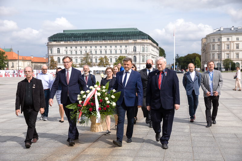IPN delegation laying a commemorative wreath