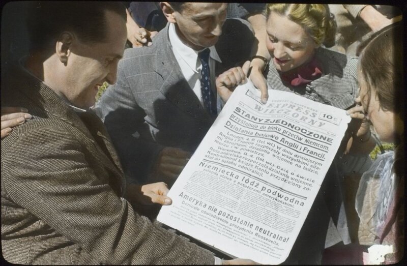 A group of passengers travelling on the same train as Julien Bryan,  reading "Lwowski Ilustrowany Express Wieczorny", near Lviv, 5 September 1939. (AIPN / Julien Bryan Collection in Warsaw )