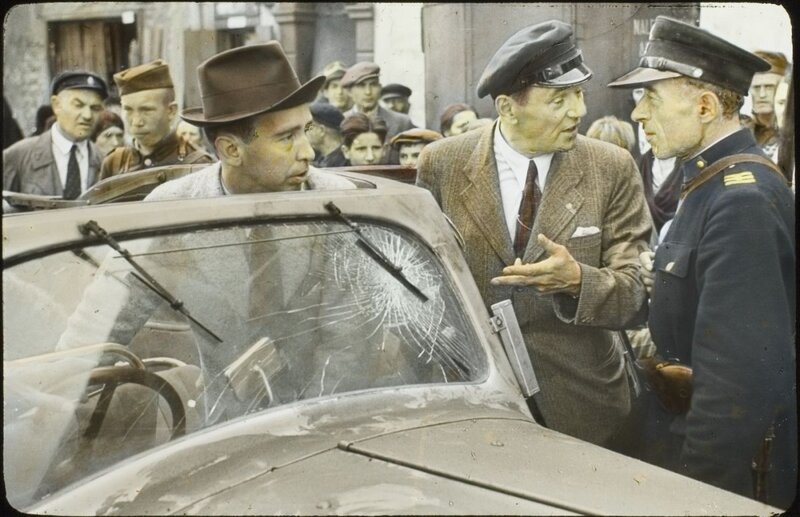 Julien Bryan and his associates stopped by a policeman. (AIPN / Julien Bryan Collection in Warsaw.)