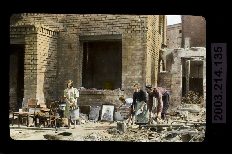 The inhabitants of Warsaw in September 1939. (AIPN / Julien Bryan Collection in Warsaw)