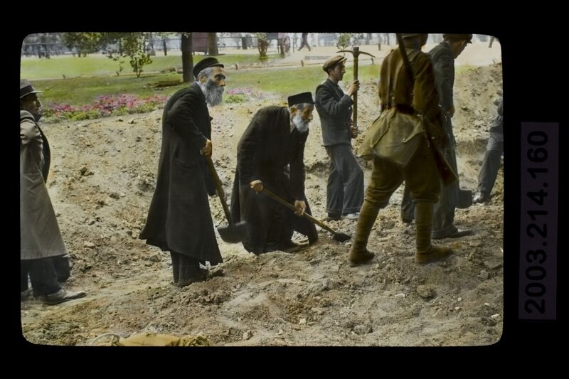 The construction of fortifications and street traffic in Warsaw's Praga district  near Zygmuntowska Street (today a part of Solidarności Avenue) and Weteranów 1863 Square. (AIPN / Julien Bryan Collection in Warsaw)