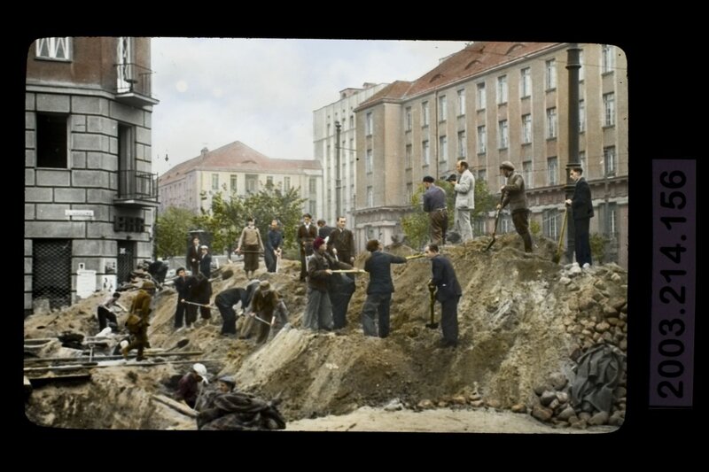 The construction of fortifications and street traffic in Warsaw's Praga district near Zygmuntowska Street (today a part of Solidarności Avenue) and Weteranów 1863 Square. (AIPN / Julien Bryan Collection in Warsaw)