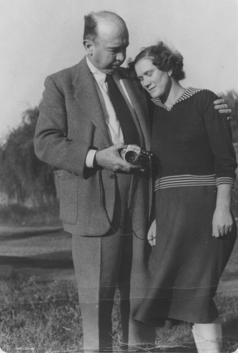 Julien Bryan meeting  Kazimiera Mika (née Kostewicz) in Warsaw in 1958. (AIPN / Julien Bryan Collection in Warsaw)