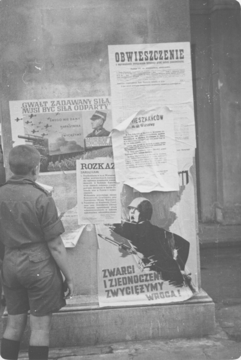 Posters, orders of the Warsaw Defense Commander and court verdicts stuck to the pillars of the Grand Theater, Teatralny Square in Warsaw around September 15. (AIPN / Julien Bryan's collection in Warsaw)