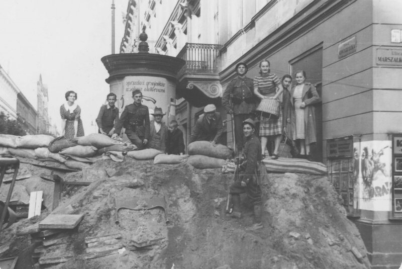 A barricade on Nowogrodzka Street, at the intersection with Marszałkowska. (AIPN / Julien Bryan's collection in Warsaw)