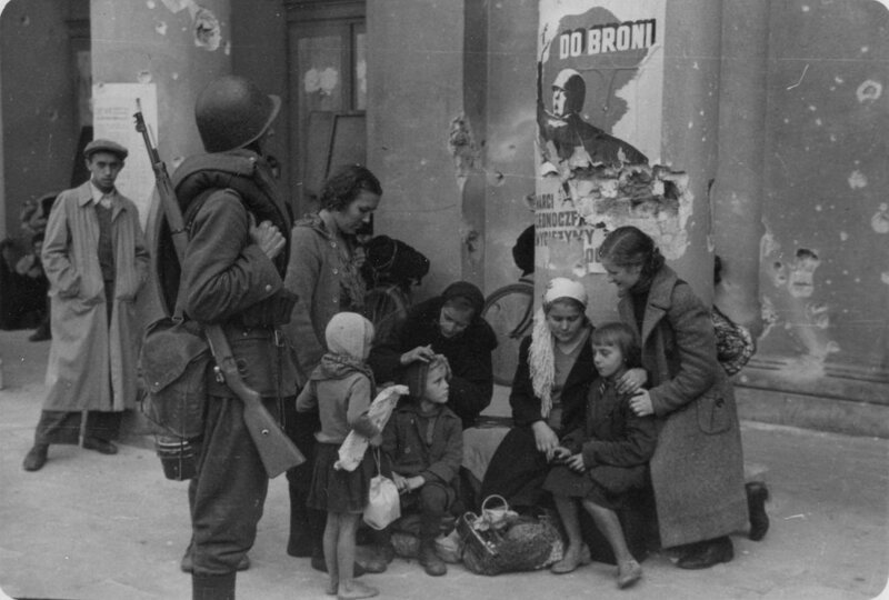 People hiding under the arcade of the Grand Theater building in Warsaw in September 1939. (AIPN / Julien Bryan's collection in Warsaw)