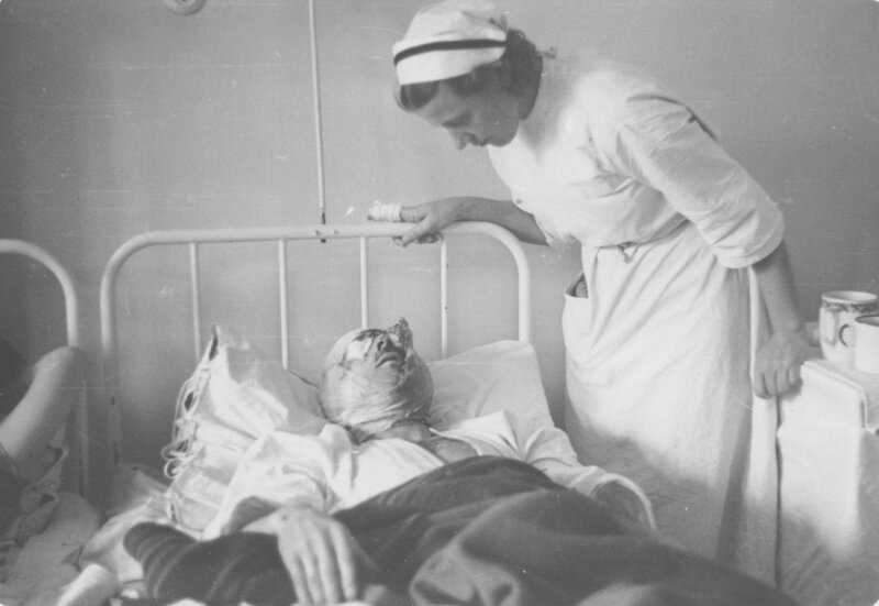 Patients and medical staff at the Gynecology and Obstetrics Hospital of St. Zofia on the corner of  Nowolipie and 90 Żelazna Street in Warsaw. (AIPN / Julien Bryan's collection in Warsaw)