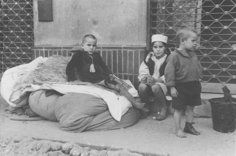 The inhabitants of the Praga district of Warsaw amid the devastation in September 1939. (AIPN / Julien Bryan's collection in Warsaw)
