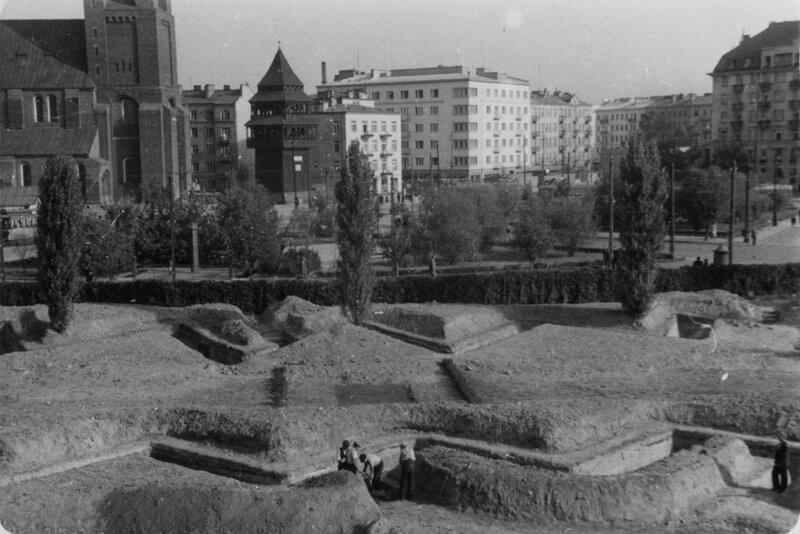 Anti-aircraft ditches in Narutowicz Square in Warsaw, September 1939. (AIPN / Julien Bryan's collection in Warsaw)