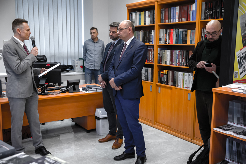 Mateusz Szpytma, Ph.D. during the briefing