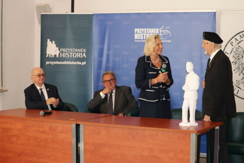 The ceremony of handing over of the sculpture of Władysław Anders to Anna Maria Anders, the Polish Ambassador to Italy and the General’s daughter