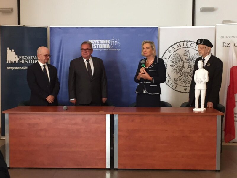 The ceremony of handing over of the sculpture of Władysław Anders to Anna Maria Anders, the Polish Ambassador to Italy and the General’s daughter