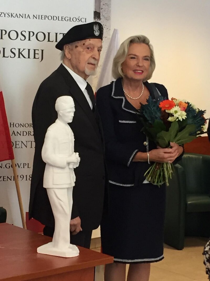 Home Army Captain Jerzy Nowicki handing over of the sculpture of Władysław Anders to Anna Maria Anders, the Polish Ambassador to Italy and the General’s daughter
