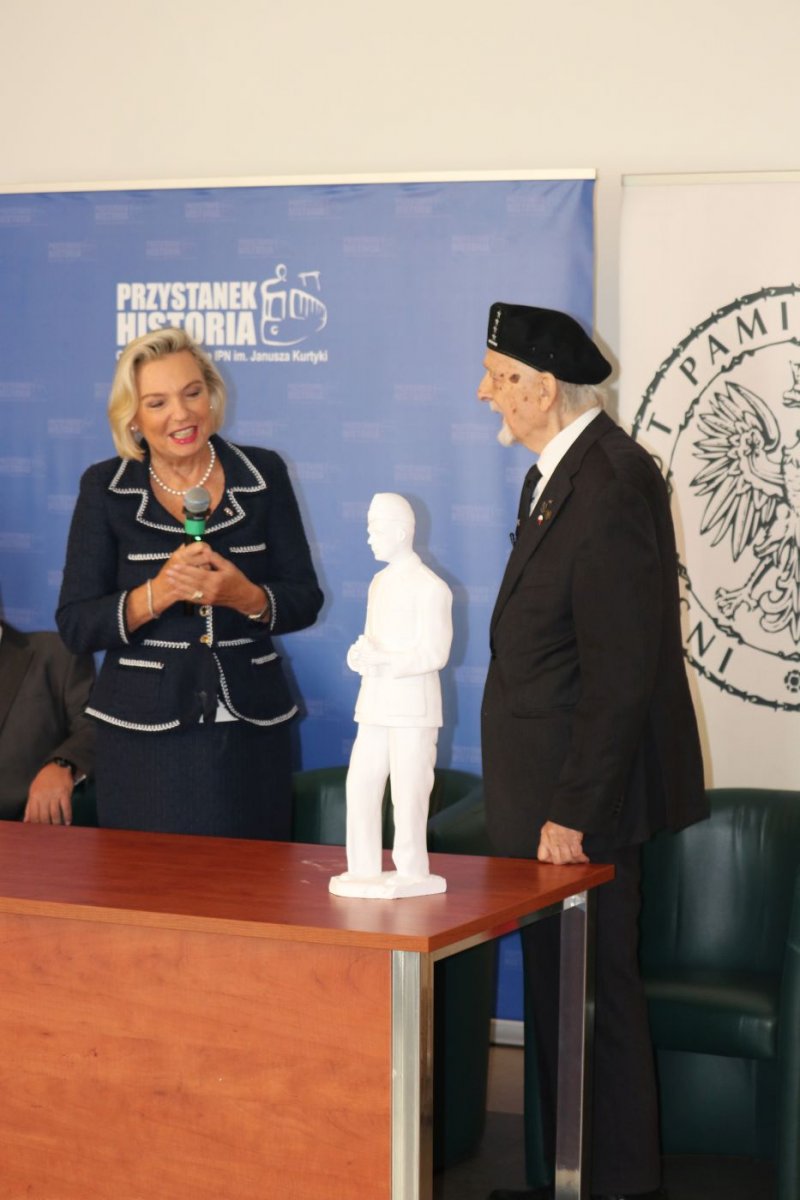 Home Army Captain Jerzy Nowicki handing over of the sculpture of Władysław Anders to Anna Maria Anders, the Polish Ambassador to Italy and the General’s daughter