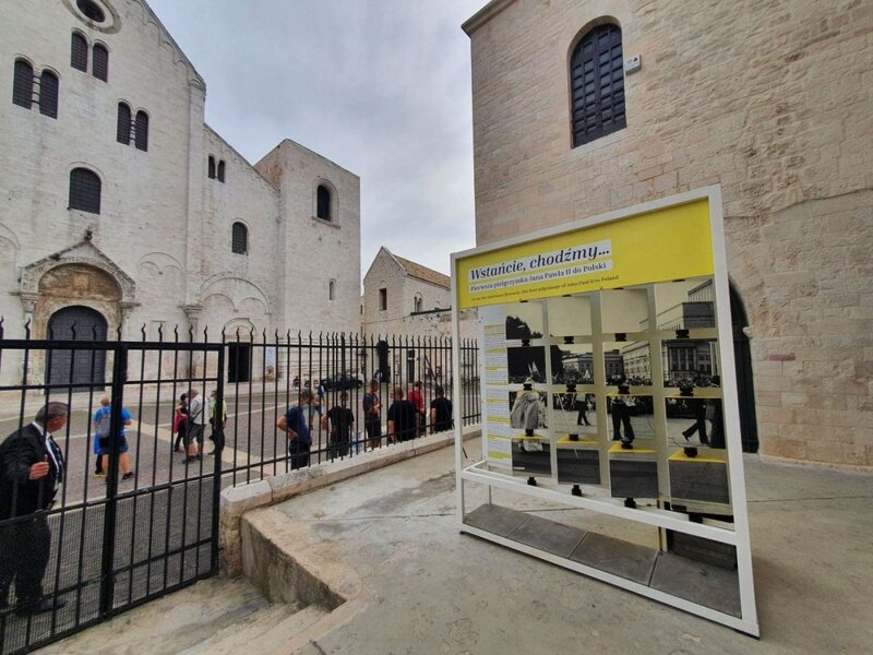 The IPN’s exhibition in front of St. Nicolas Basilica in Bari, Italy