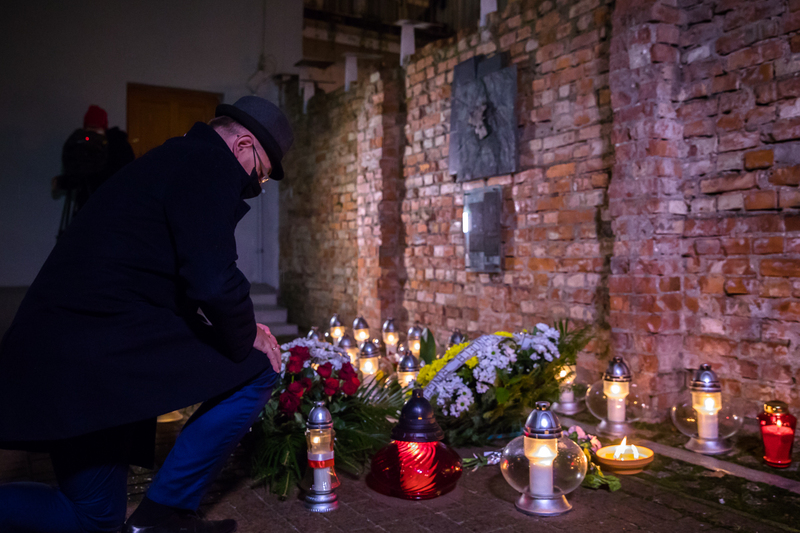 IPN's Deputy President Mateusz Szpytma Ph.D. lighting a candle to the victims by the ghetto wall.
Photo S.Kasper IPN