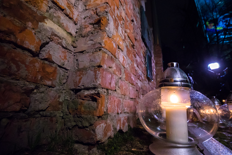 IPN's Deputy President Mateusz Szpytma Ph.D. lighting a candle to the victims by the ghetto wall.
Photo S.Kasper IPN