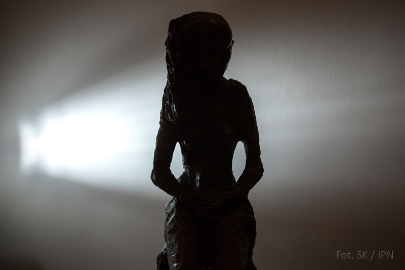 HOMAGE TO RUTH DORFMAN, BRONZE 2001