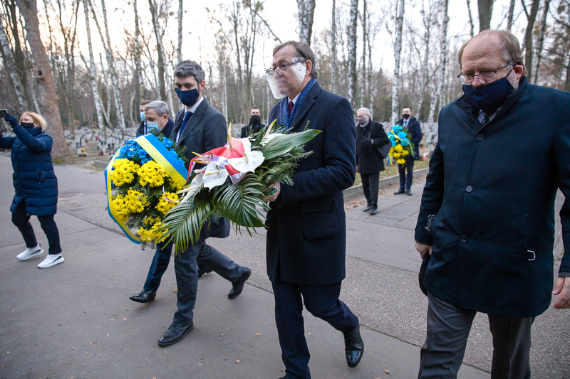The heads of the IPN and Ukrainian Institute of National Remembrance lay wreaths on the graves of Ukrainian and Polish soldiers in Warsaw The heads of the IPN and Ukrainian Institute of National Remembrance lay wreaths on the graves of Ukrainian and Polish soldiers in Warsaw