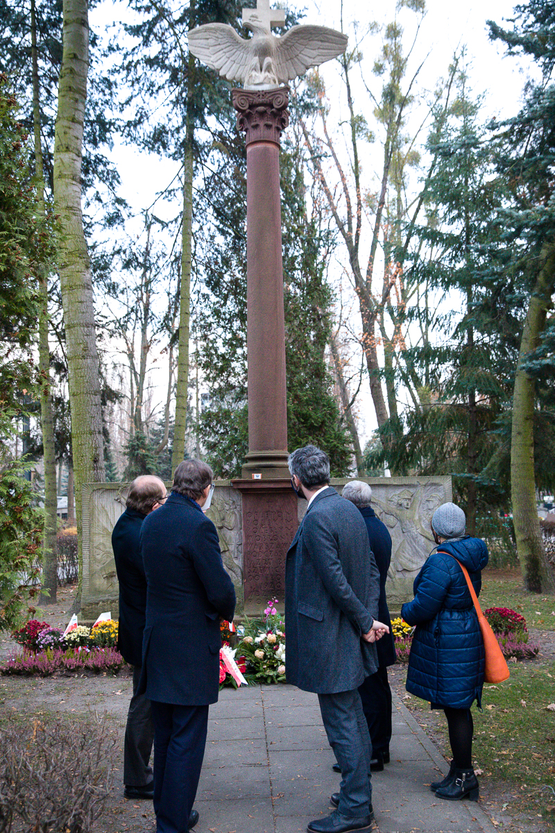 The heads of the IPN and Ukrainian Institute of National Remembrance lay wreaths on the graves of Ukrainian and Polish soldiers in Warsaw The heads of the IPN and Ukrainian Institute of National Remembrance lay wreaths on the graves of Ukrainian and Polish soldiers in Warsaw