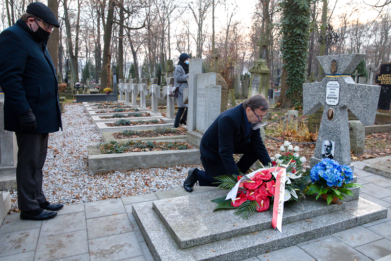 The heads of the IPN and Ukrainian Institute of National Remembrance lay wreaths on the graves of Ukrainian and Polish soldiers in Warsaw The heads of the IPN and Ukrainian Institute of National Remembrance lay wreaths on the graves of Ukrainian and Polish soldiers in Warsaw