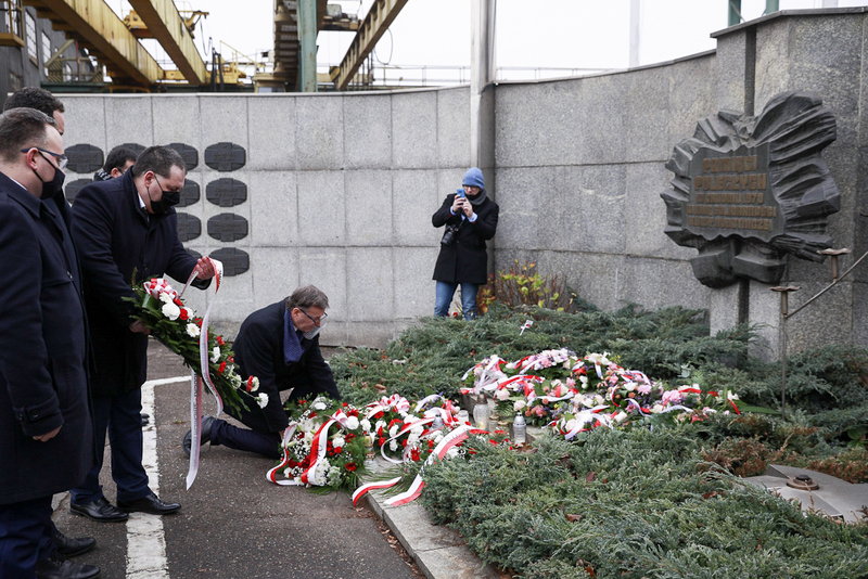 The IPN's President Jarosław Szarek honouring the Szczecin victims of December 1970