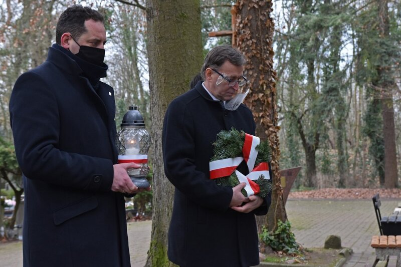 The IPN's President Jarosław Szarek honouring the Szczecin victims of December 1970