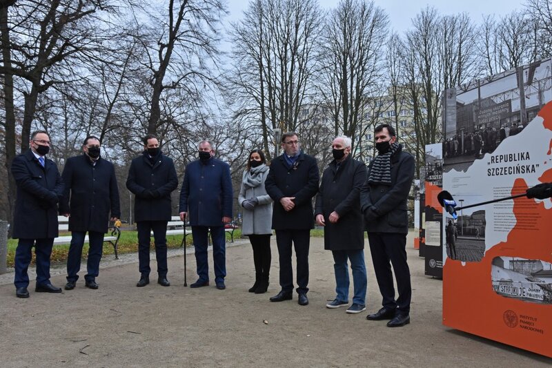 The IPN's President Jarosław Szarek honouring the Szczecin victims of December 1970