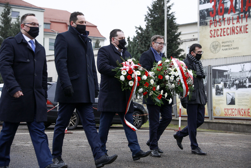 The IPN's President Jarosław Szarek honouring the Szczecin victims of December 1970