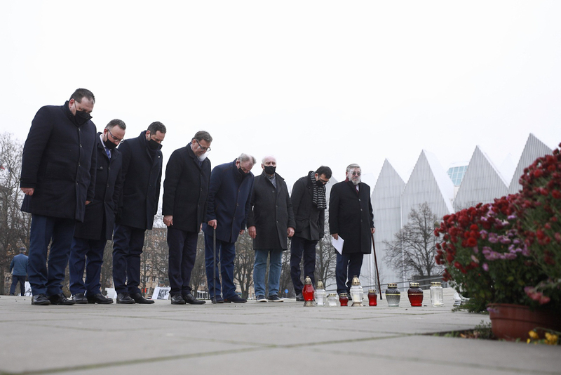 The IPN's President Jarosław Szarek honouring the Szczecin victims of December 1970