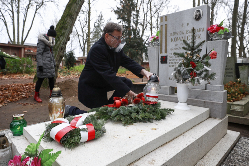 The IPN's President Jarosław Szarek honouring the Szczecin victims of December 1970