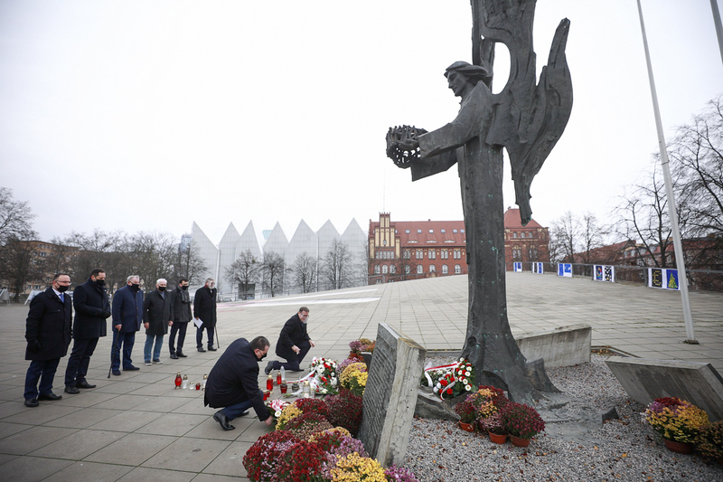 The IPN's President Jarosław Szarek honouring the Szczecin victims of December 1970