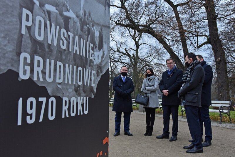 The IPN's President Jarosław Szarek honouring the Szczecin victims of December 1970