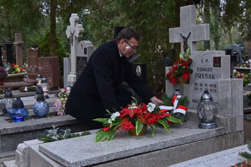 The IPN's President Jarosław Szarek honouring the Szczecin victims of December 1970