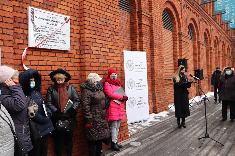 The unveiling of the plate commemorating textile workers (photo: Patrycja Resel/ IPN's Łódź branch)