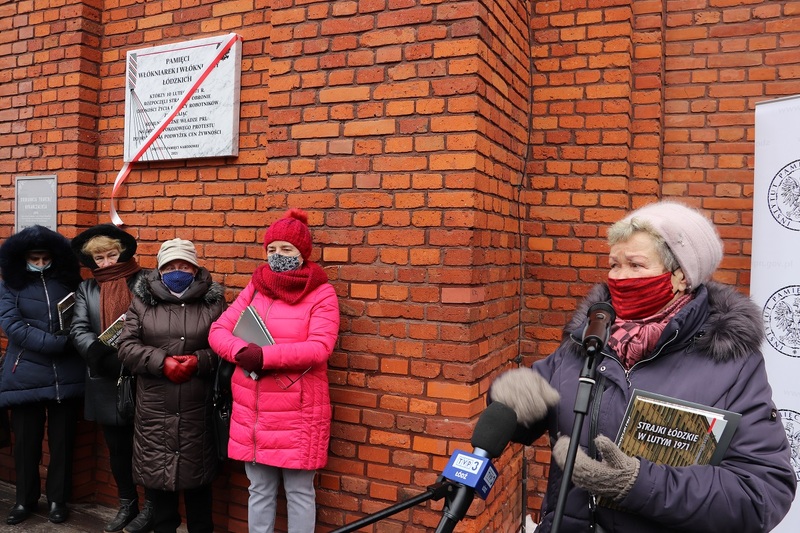 The unveiling of the plate commemorating textile workers (photo: Patrycja Resel/ IPN's Łódź branch)