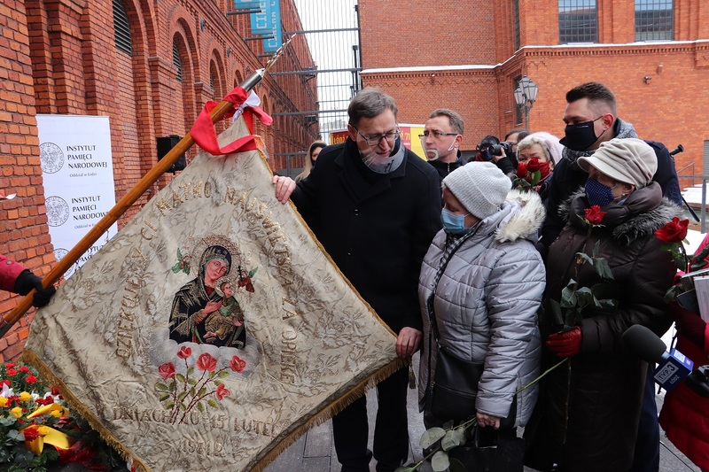 The unveiling of the plate commemorating textile workers (photo: Patrycja Resel/ IPN's Łódź branch)