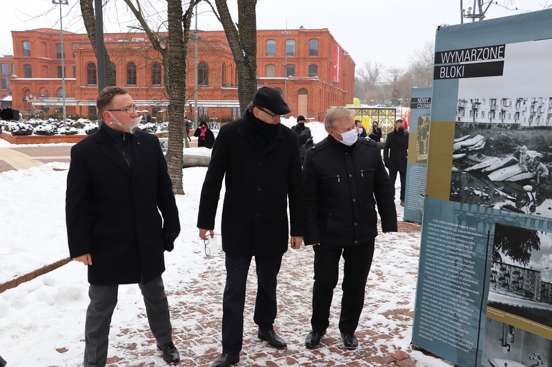 The unveiling of the plate commemorating textile workers (photo: Patrycja Resel/ IPN's Łódź branch)