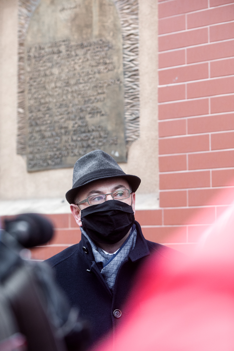 The IPN's Deputy President Mateusz Szpytma honoring the inhabitants and caretakers of the "Krysia" shelter