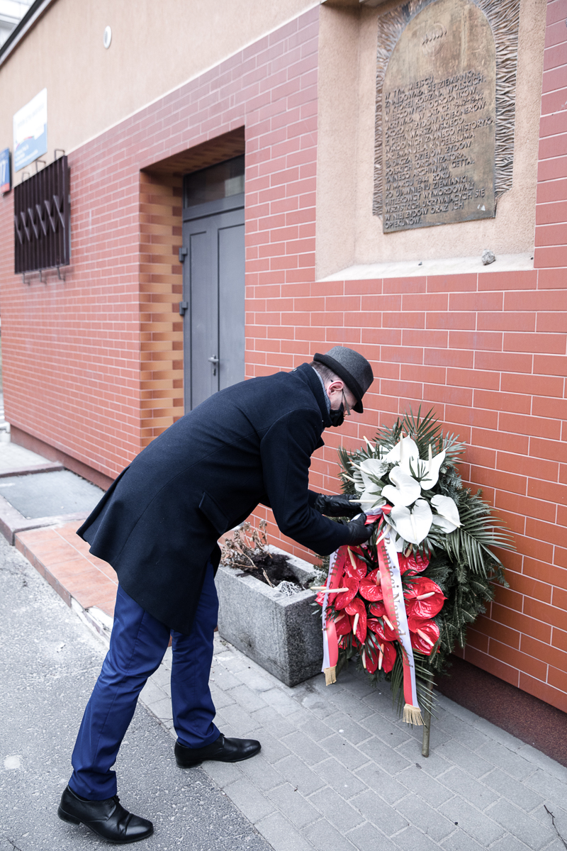 The IPN's Deputy President Mateusz Szpytma honoring the inhabitants and caretakers of the "Krysia" shelter