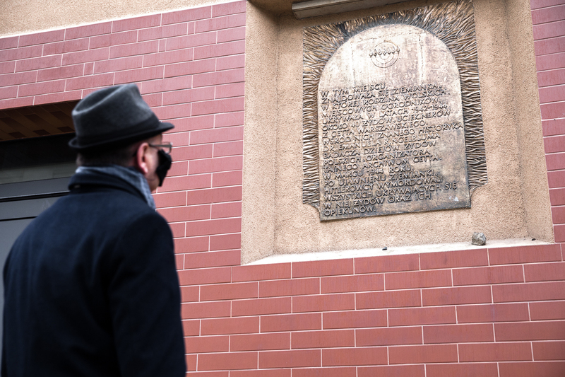 The IPN's Deputy President Mateusz Szpytma honoring the inhabitants and caretakers of the "Krysia" shelter